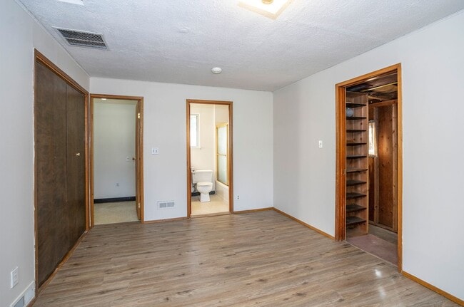 Building Photo - Spacious 4-Bedroom Home with Large Yard, Covered Patio & Garage in Lakewood