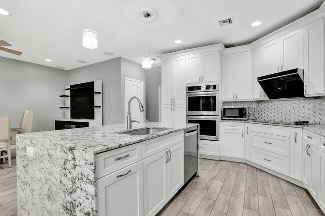 Building Photo - 6144 NW 78th Ct