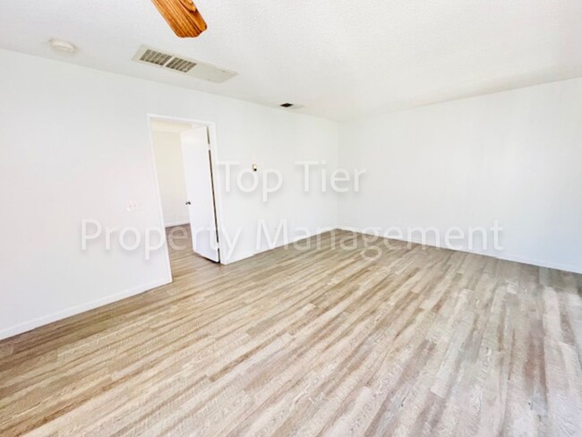 Building Photo - Beautifully remodeled 1BR, 1BA condo in th...