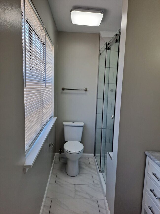 Building Photo - 2 bedroom 2 bath condo $1,150.00 water included