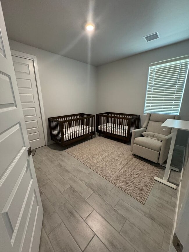 Building Photo - Gorgeous 4 bedroom plus office