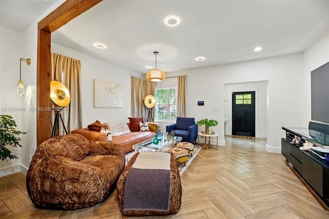 Building Photo - 1363 Biarritz Dr