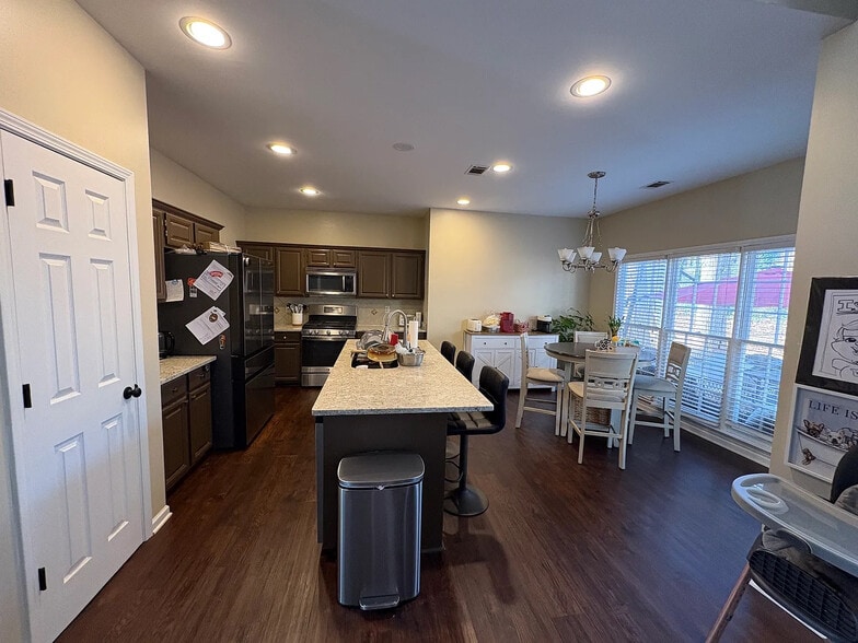 Building Photo - Room in House on Mountain Oaks Pkwy