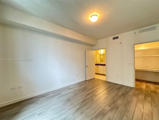 Building Photo - 999 SW 1st Ave