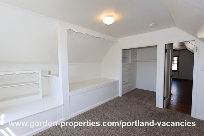 Building Photo - SE 57th Ave - 5 bedroom home with fireplac...