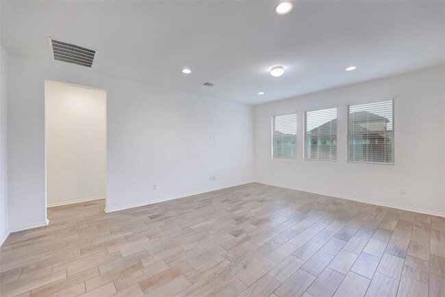 Building Photo - 307 Simmental Loop