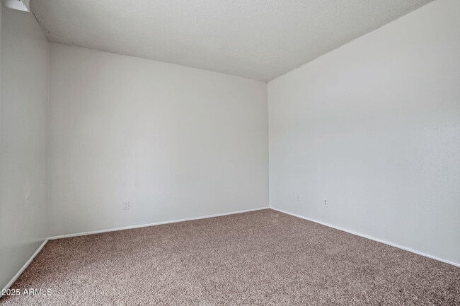 Building Photo - 13 E Desert Dr