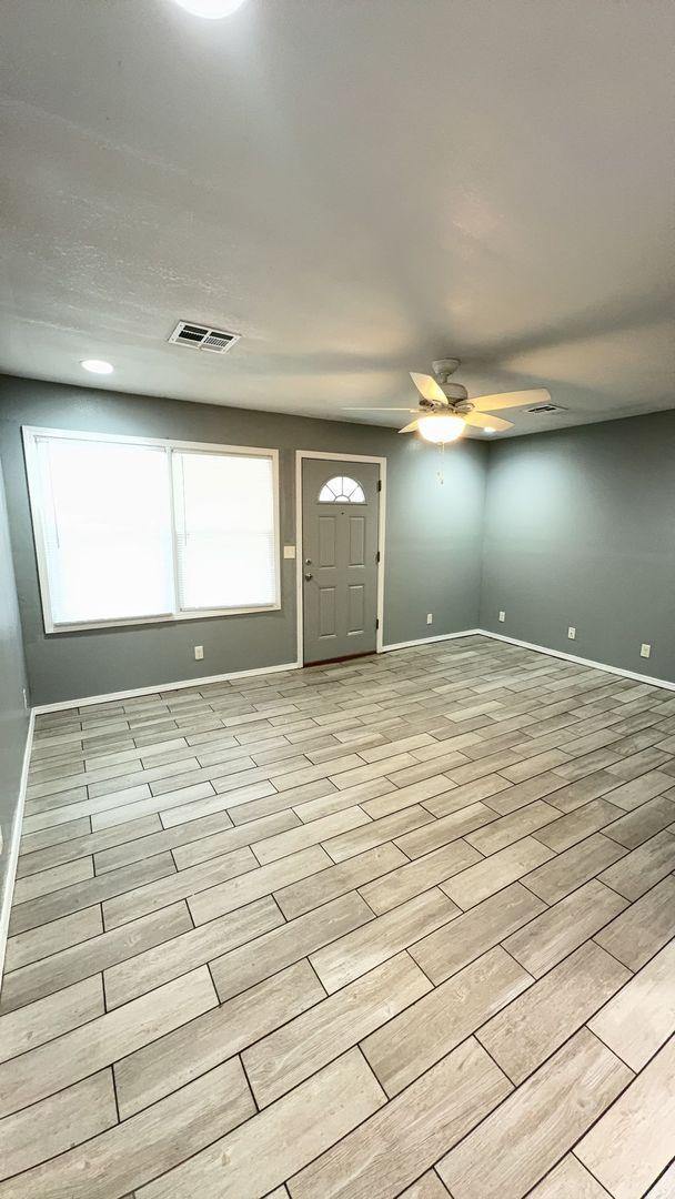 Building Photo - 2621 W Maine St