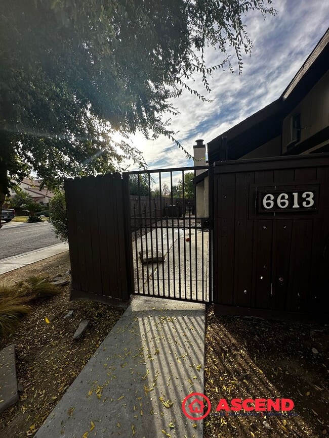 Building Photo - Charming Condo Located in HOA!