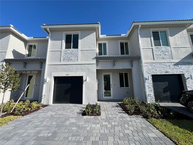 Building Photo - 680 SE 13th Ct