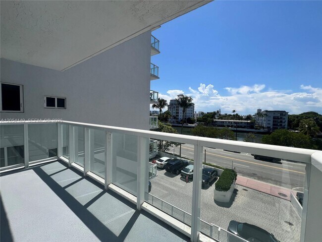 Building Photo - 2457 Collins Ave