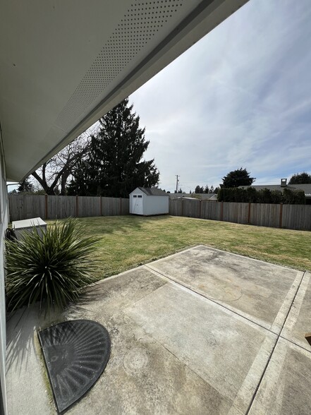 Patio/Yard - 5326 Green Hills Ave NE