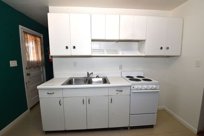 Building Photo - Mishawaka South West Near Park and local universities