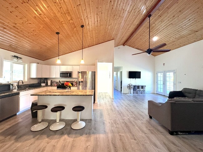 Building Photo - Available Now!  Fully Furnished 3bd/2ba ho...