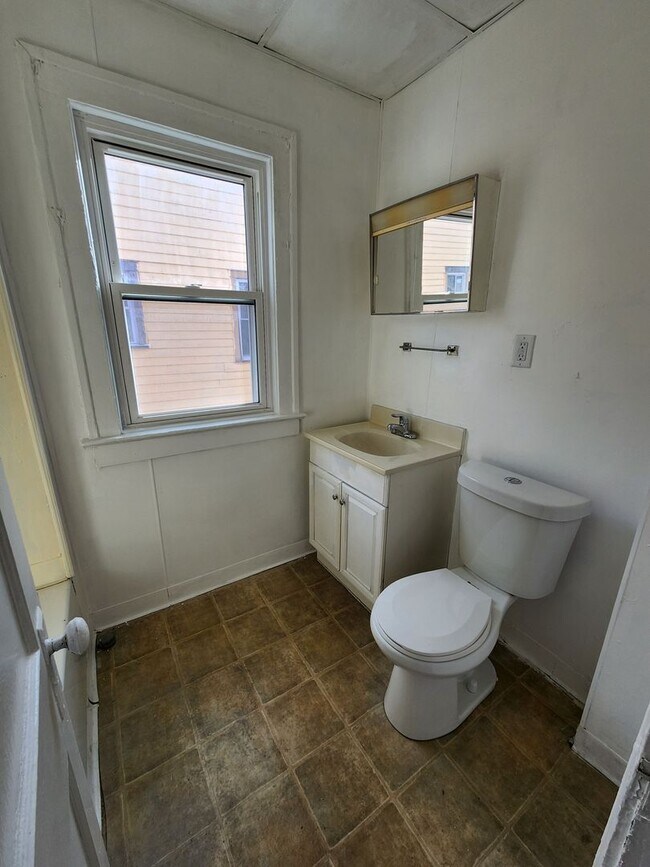 Building Photo - Top Floor 1 Bedroom Apartment with Private Balcony!
