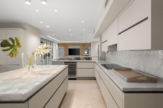 Building Photo - 101 S Fort Lauderdale Beach Blvd