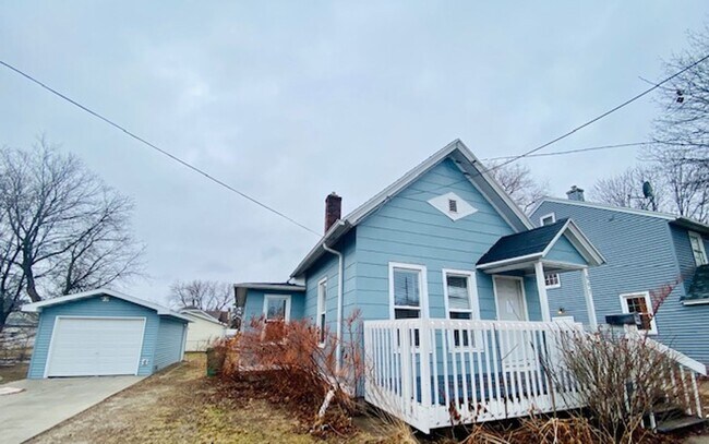 Building Photo - Spacious 2 Bedroom Single Family Home Available Soon!