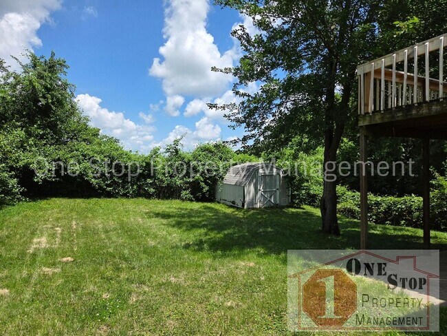 Building Photo - Spacious 3 bedroom, 2 bathroom duplex in Kansas City North!