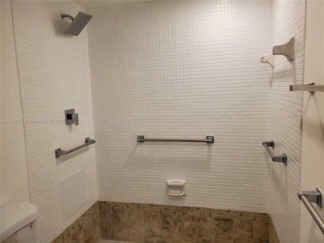 Building Photo - 1076 Cornwall D