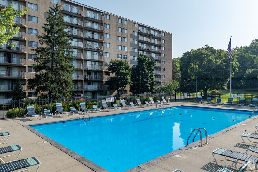 Pool - Portage Towers Apartments