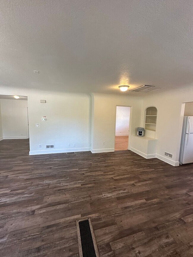 Building Photo - 4 Bedroom Large Home Available, close to UNC