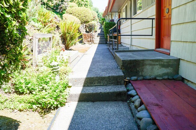 Building Photo - Near OHSU: Classic Corner 2 Bedroom w Larg...