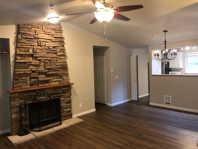 Building Photo - 3bd/2ba Issaquah Condo