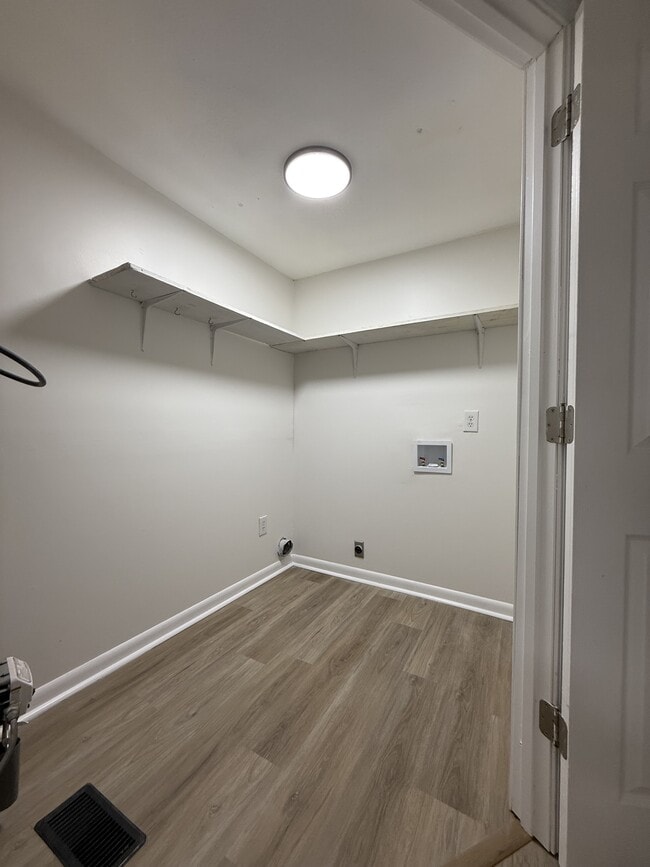 Building Photo - 321 Easy St