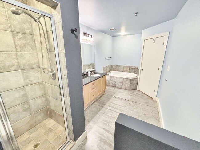 Building Photo - 1 BD/ 1 BA Condo near Mercedes Benz Stadium!