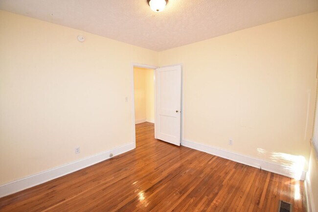 Building Photo - 2 Bedroom and 1 Bath Home (Pets Negotiable)