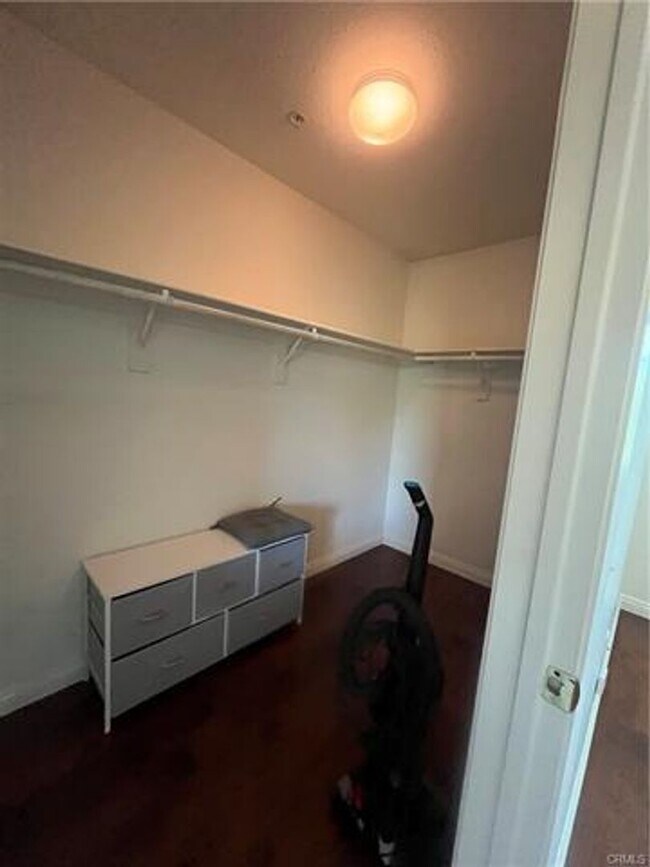 Building Photo - Beautifully designed townhome