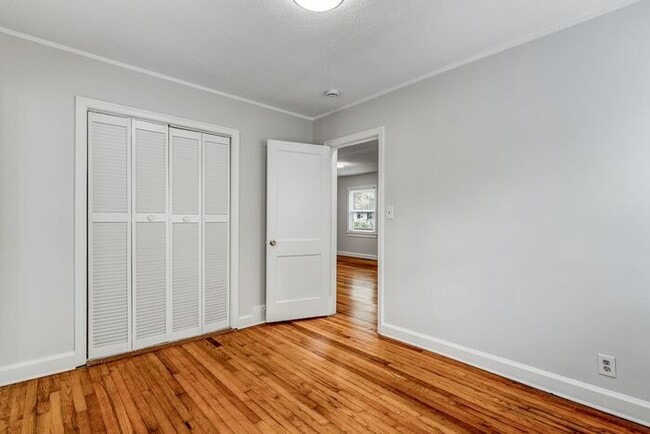 Building Photo - 2 Bed, 2 Bath in the Garden Homes neighborhood of Greensboro!