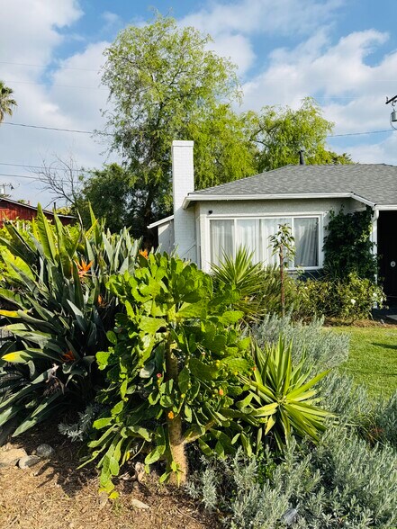 Building Photo - 2460 Glenrose Ave