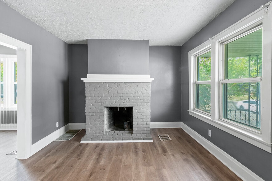 Building Photo - 977 E 17th Ave