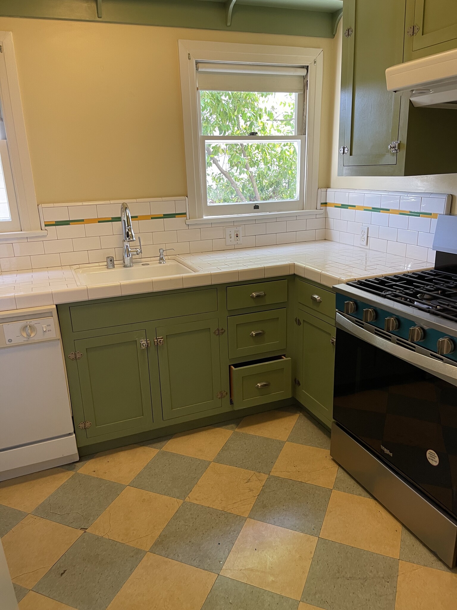More kitchen - 1540 N Lake Ave
