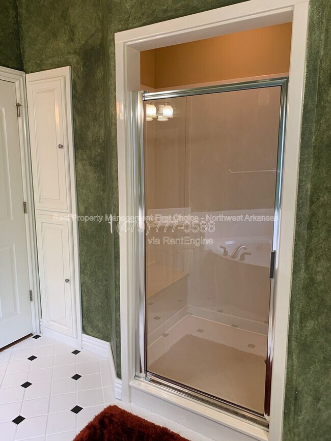 Building Photo - 300 Genesis Dr