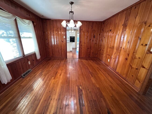 Building Photo - 3 Bedrooms- 2 Bathrooms- House in Armuchee!