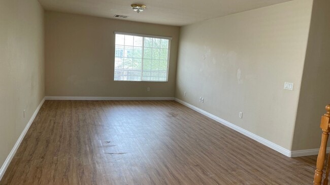 Building Photo - 2 STORY, 2,729 SQ FT HOME, 4 BEDROOMS, 3 BATHROOMS, A LOFT AND A 2 CAR GARAGE IN HENDERSON