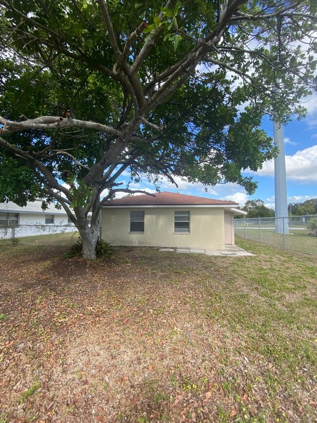 Building Photo - 2 BEDROOM, 1 BATH APARTMENT HOME - PINELLAS PARK