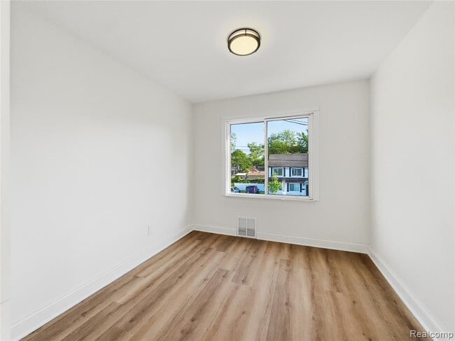 Building Photo - 329 W Muir Ave