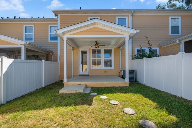 Building Photo - Southwood Townhome with Community Pool