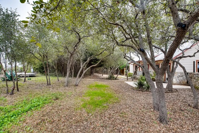 Building Photo - Serene & Private Home