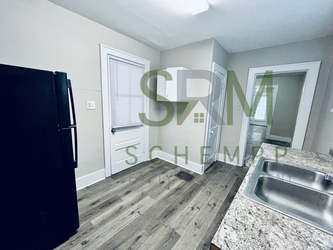 Building Photo - Two Bedroom House with Detached Garage-Section 8 Accepted