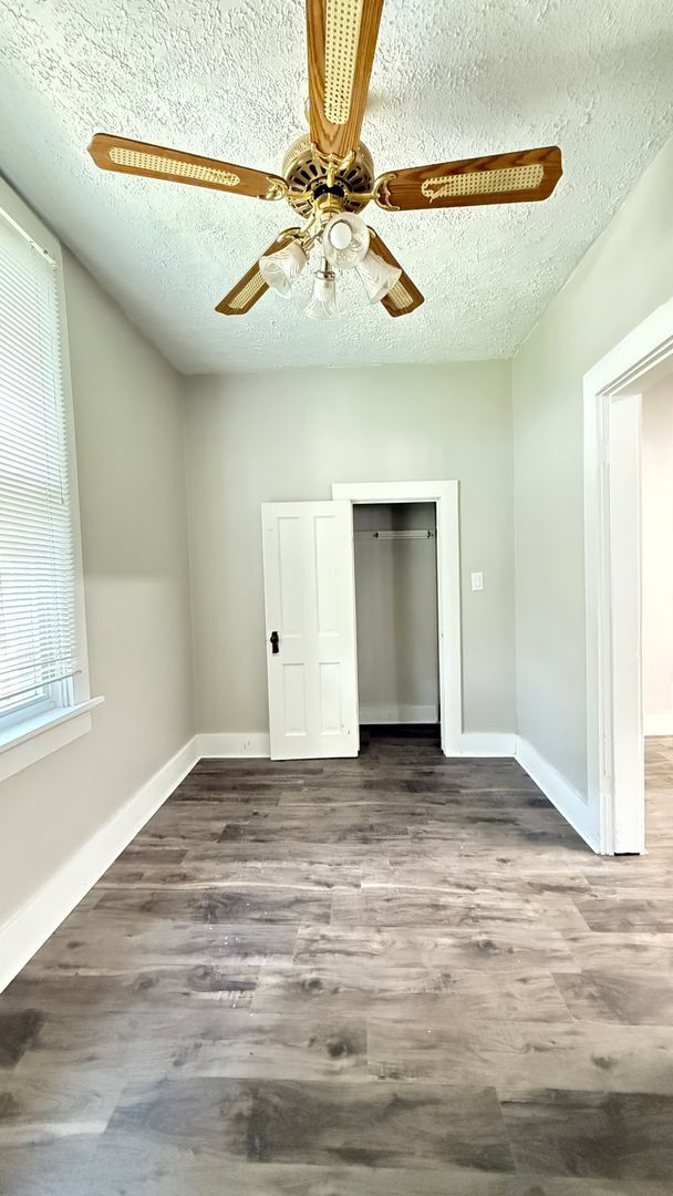 Building Photo - SPACIOUS...3 Bedroom 1 Bath