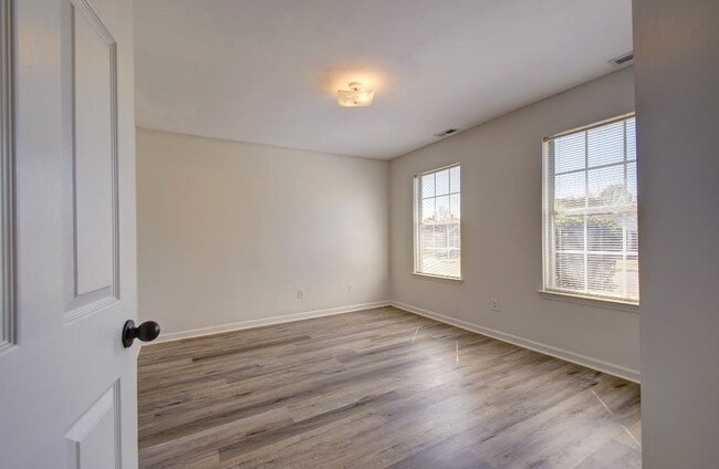 Building Photo - Beautiful 3 Bedroom 2 Bath Home in the Hea...