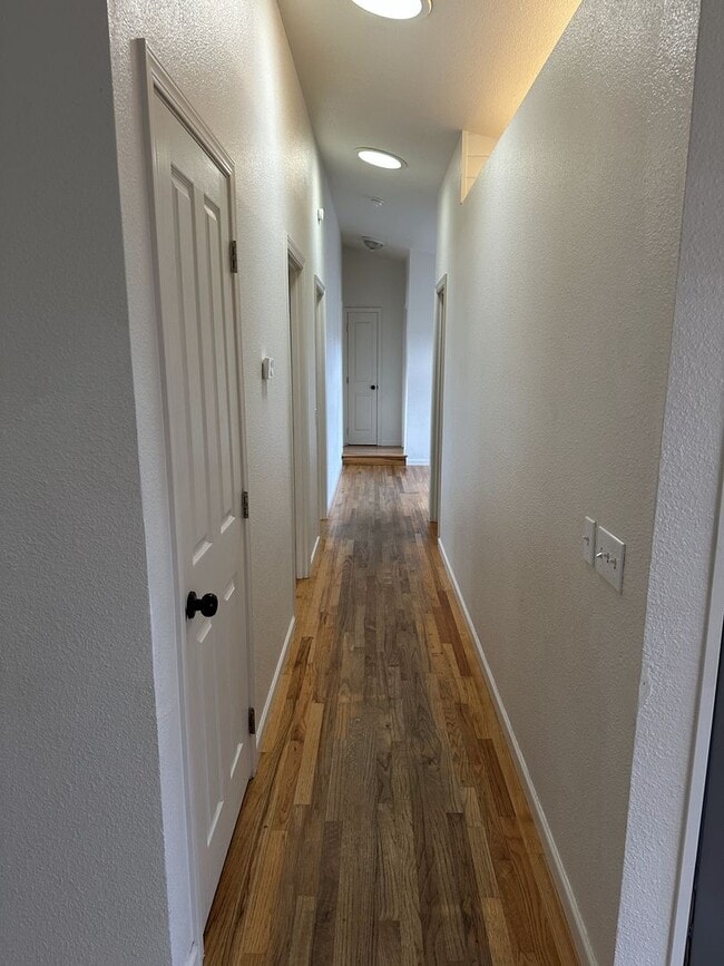Building Photo - 4 Bed 1.5 Bath House