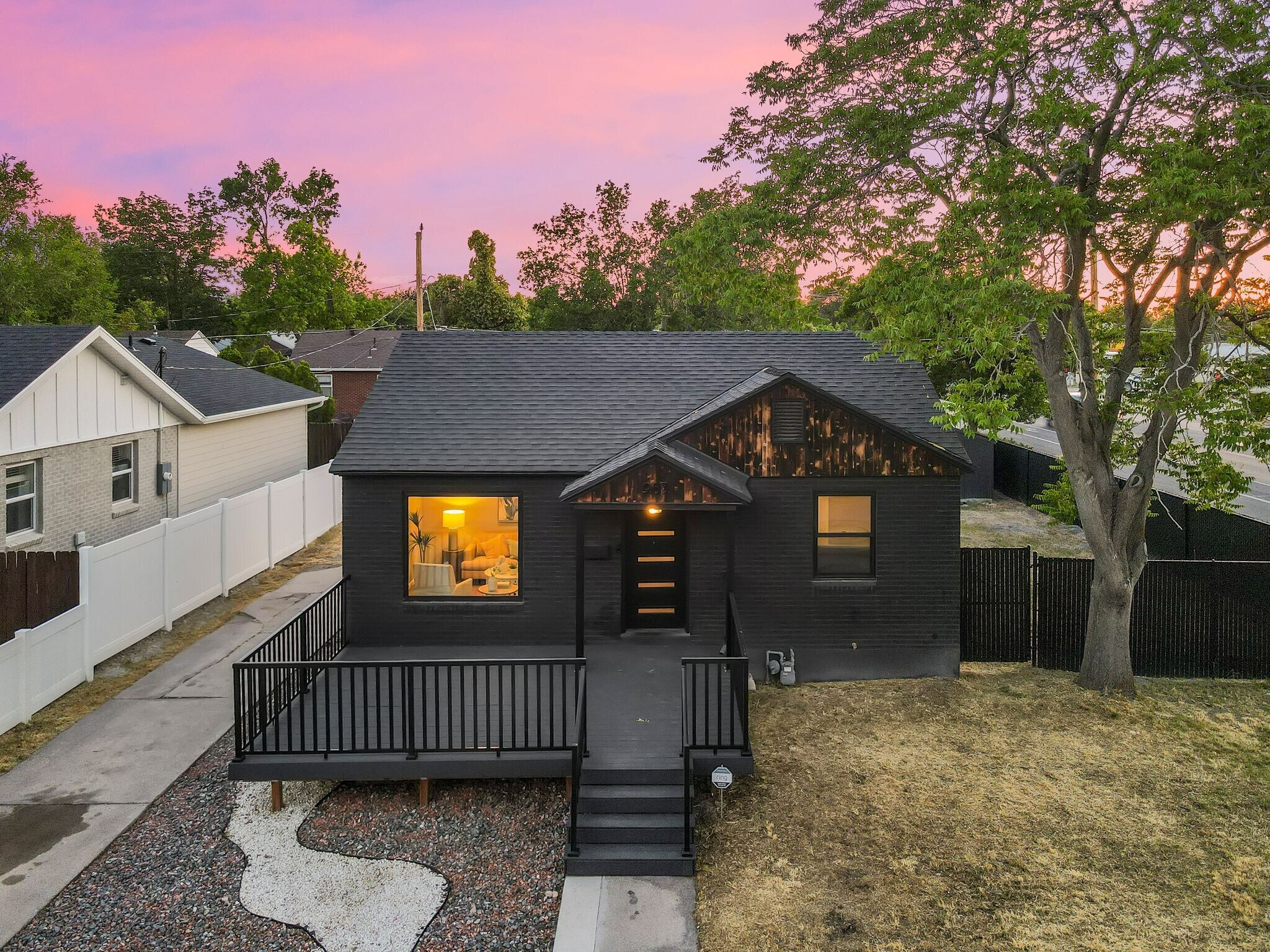 Building Photo - 983 N Poinsettia Dr