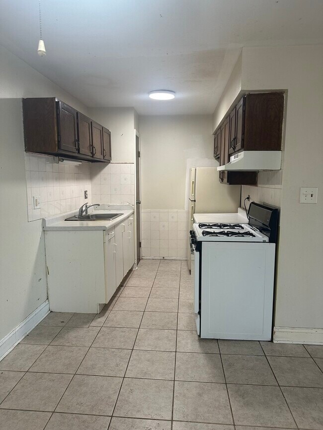 Building Photo - 710 Hill Dr