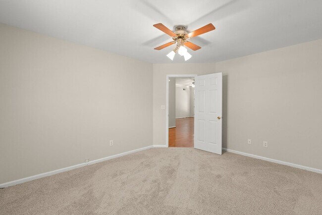 Building Photo - 3 Bedroom w/ 2 car Garage (Landscaping is ...