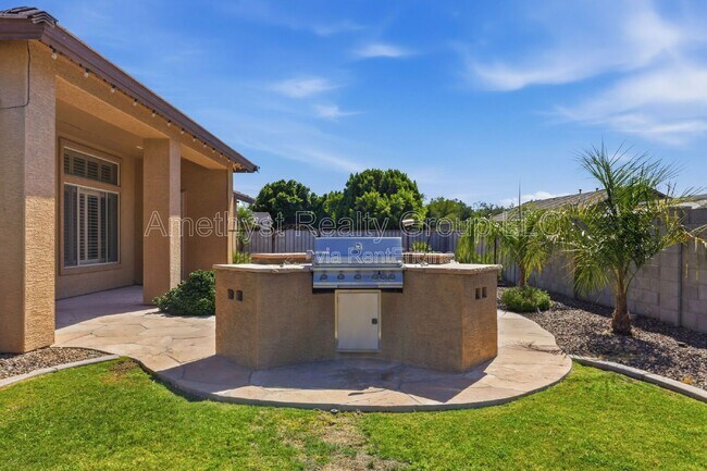 Building Photo - 7017 W Greenbriar Dr